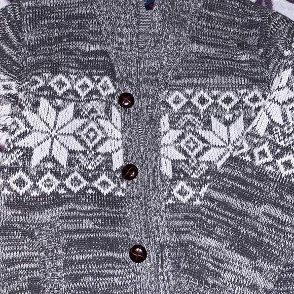 Boys size 7 SKYR cardigan. Grey with Snowflakes. Great condition - Picture 3 of 5